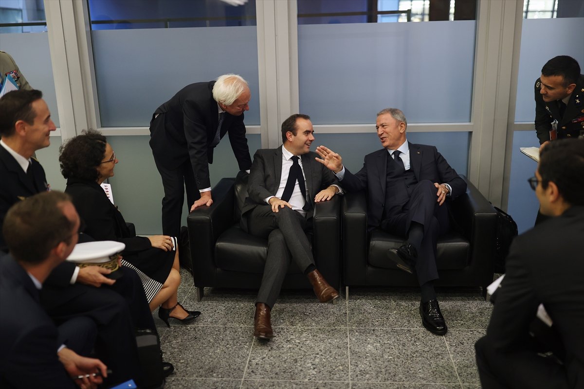 Hulusi Akar'dan NATO'da diplomasi trafiği