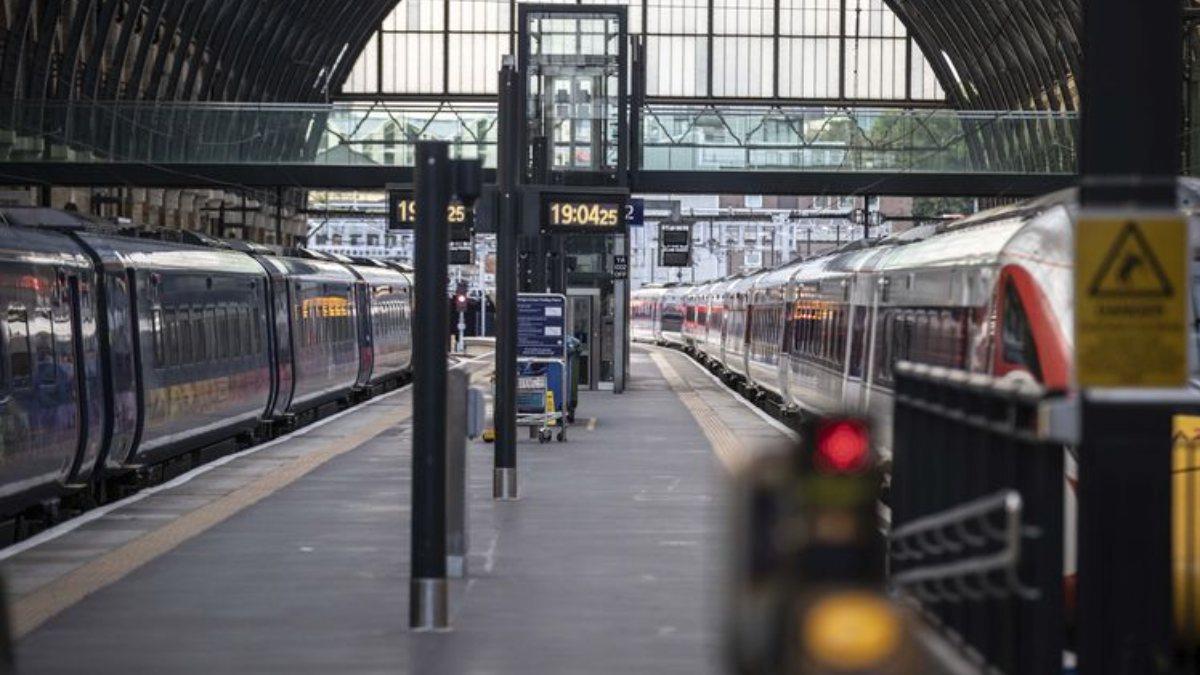 İngiltere&#039;de demir yolu çalışanları yeniden greve gitti