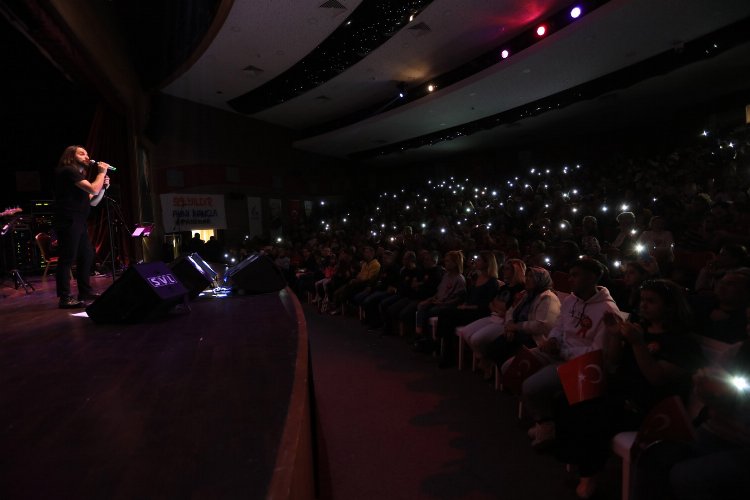 İzmir Güzelbahçe’de 99. yıl coşkusu Niyazi Koyuncu ile yaşandı