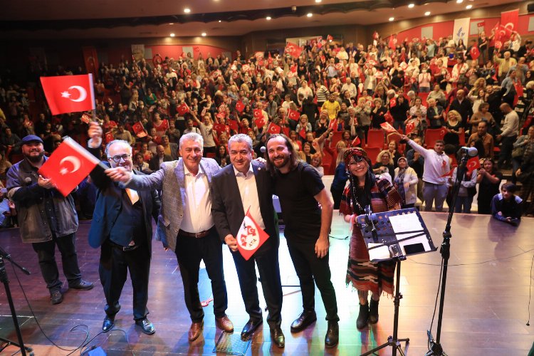 İzmir Güzelbahçe’de 99. yıl coşkusu Niyazi Koyuncu ile yaşandı