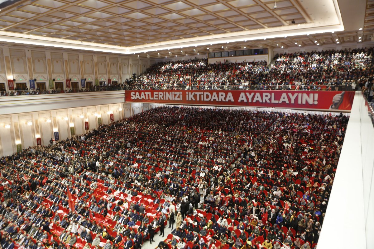 Karamollaoğlu’ndan Erdoğan’a: Peygamber Efendimizi anlatmak kolay, yazlık-kışlık saraylardan vazgeçmek zordur!