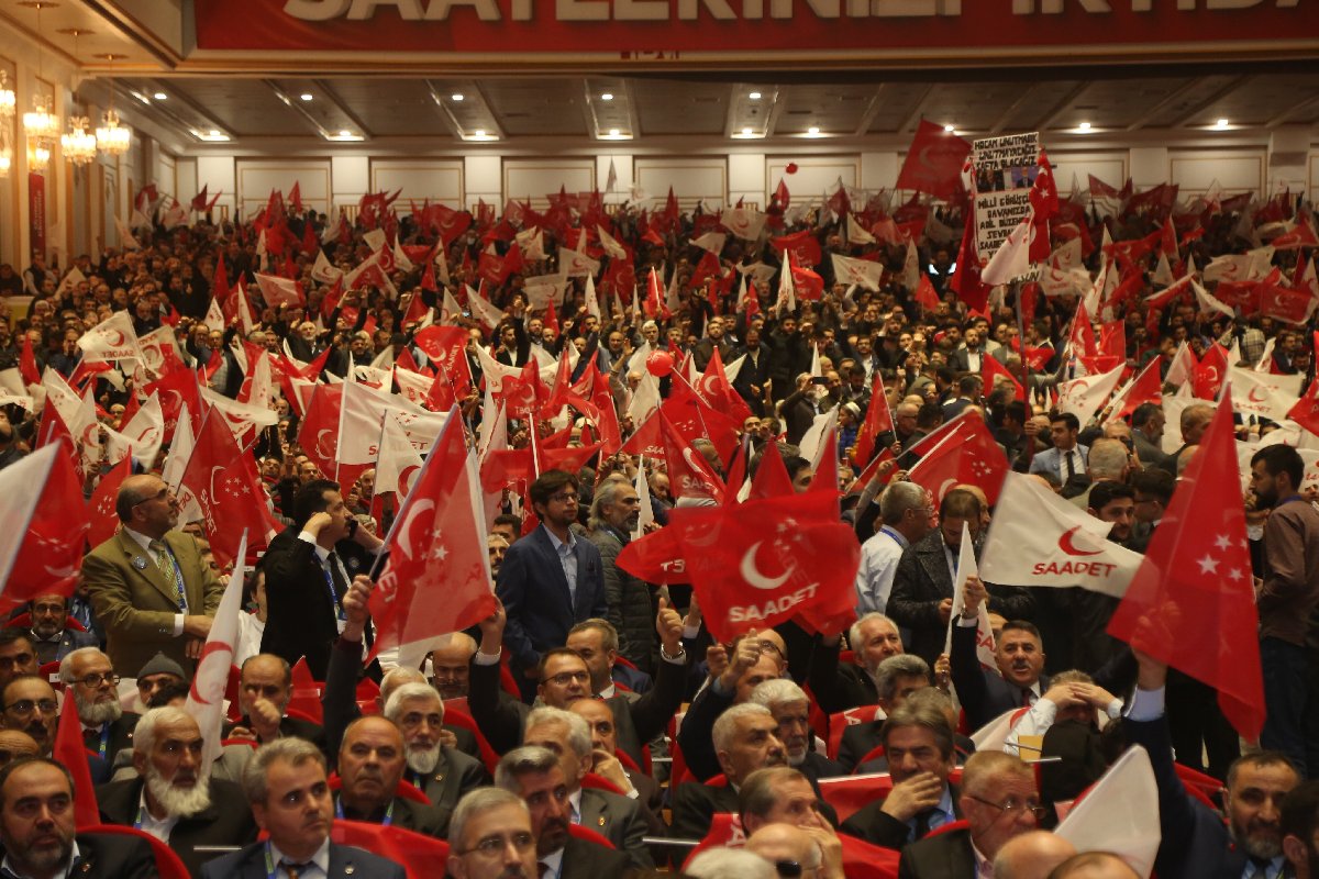 Karamollaoğlu’ndan Erdoğan’a: Peygamber Efendimizi anlatmak kolay, yazlık-kışlık saraylardan vazgeçmek zordur!