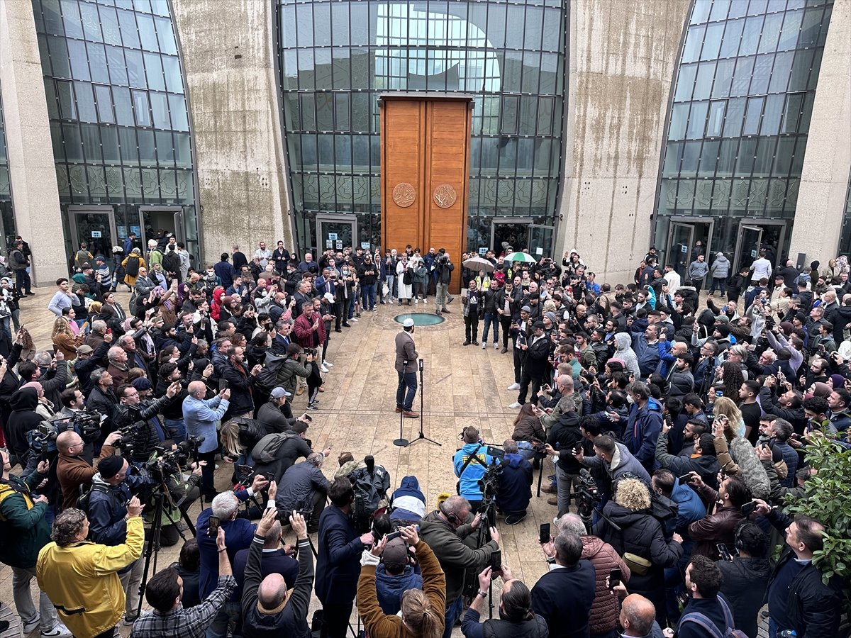 Köln Camisi’nde ilk kez hoparlörden cuma ezanı okundu