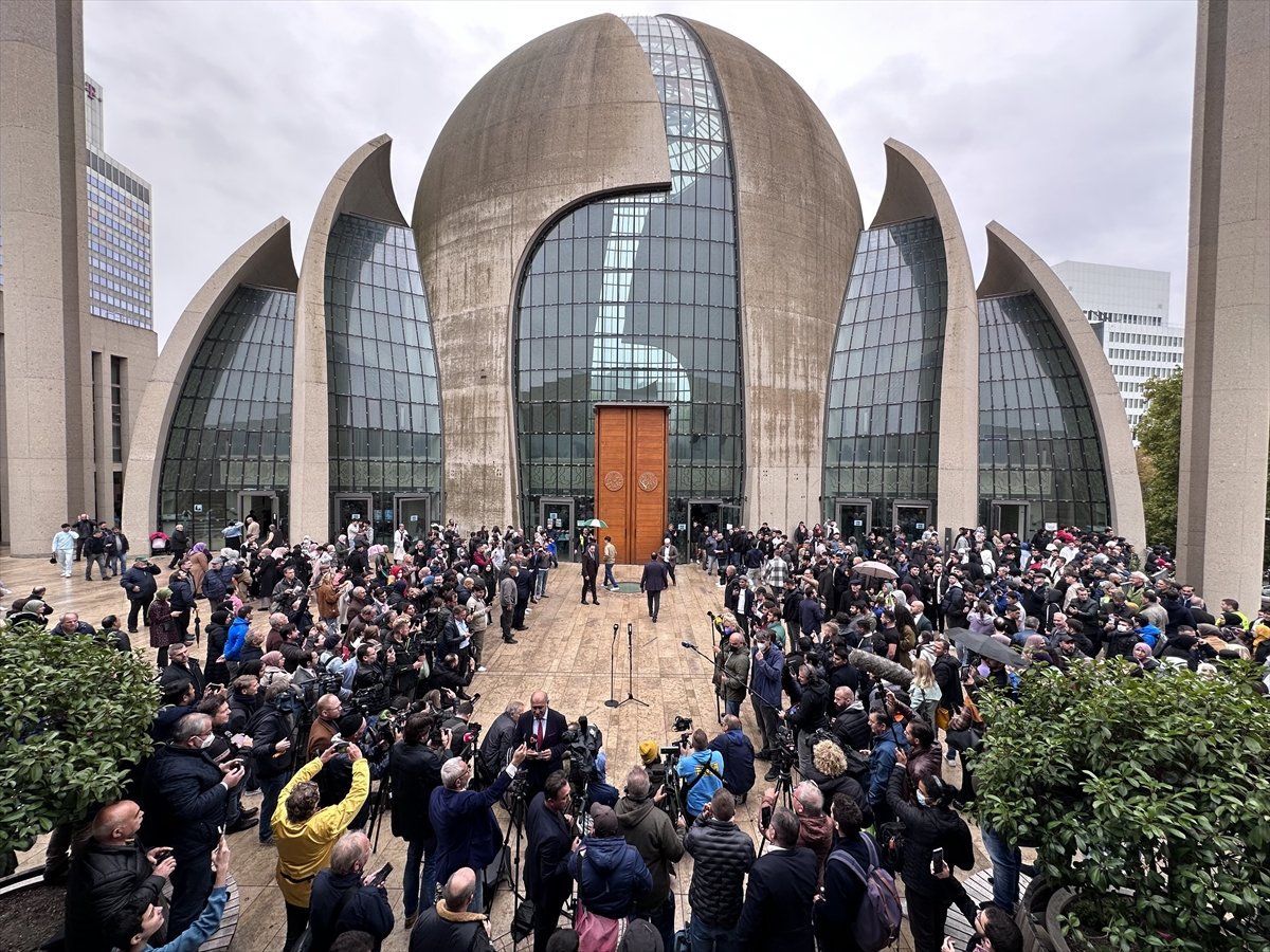 Köln Camisi’nde ilk kez hoparlörden cuma ezanı okundu