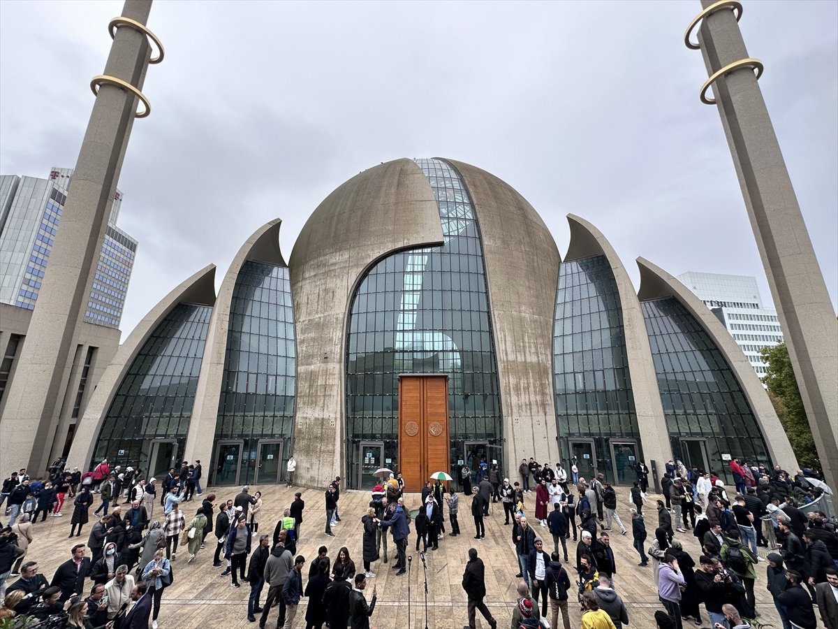 Köln Camisi’nde ilk kez hoparlörden cuma ezanı okundu