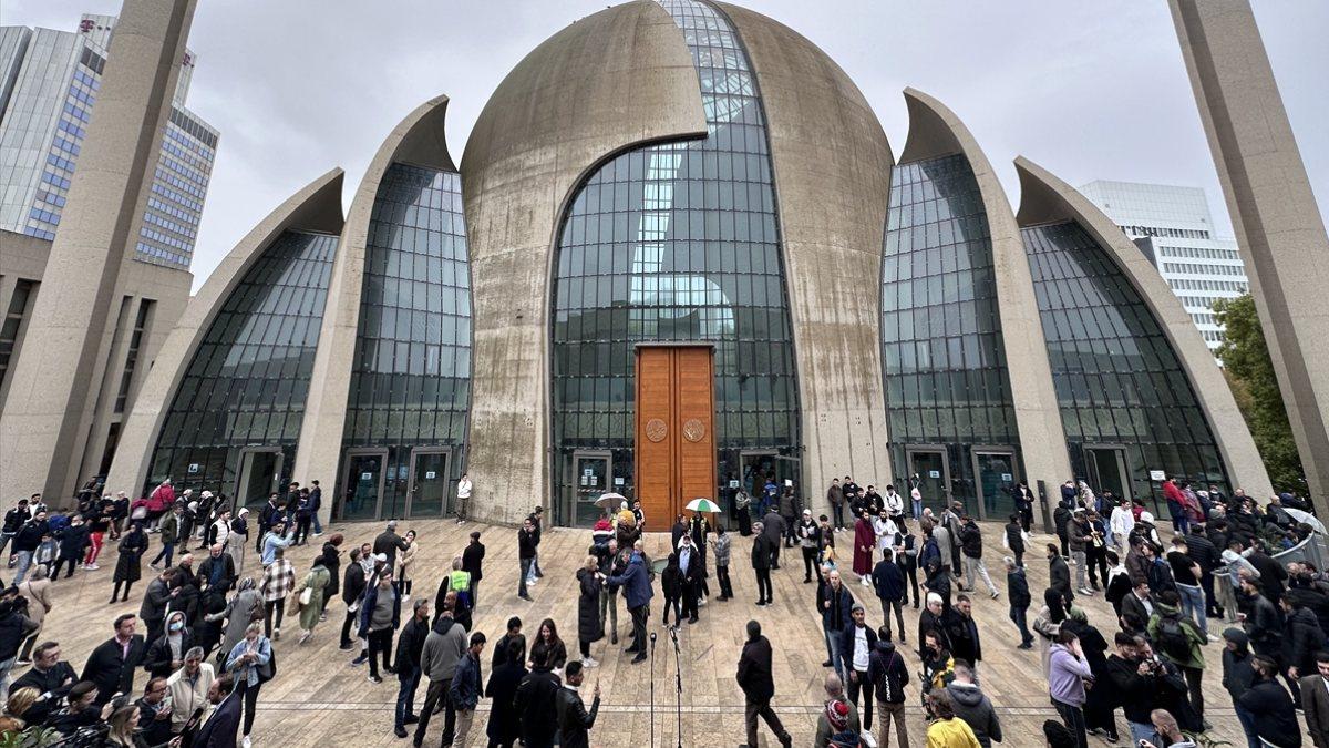 Köln Camisi’nde ilk kez hoparlörden cuma ezanı okundu