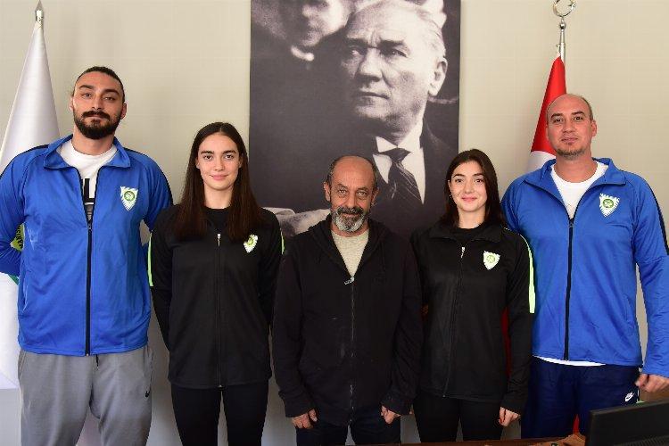 Manisalı sporcular başarılı kulaçlarıyla &#039;yıldız&#039; oldular