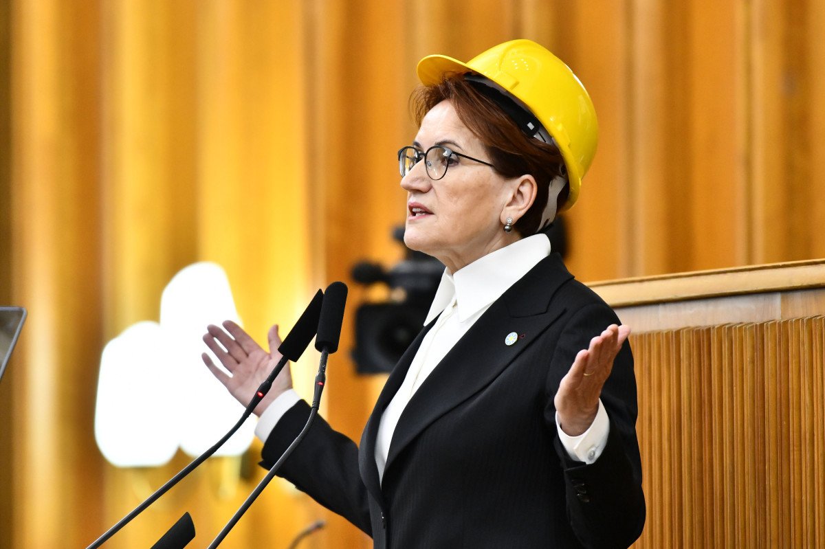 Meral Akşener kürsüye baretle çıktı