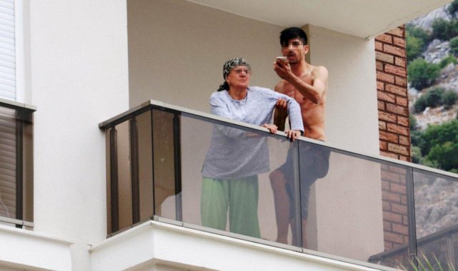 Antalya'da annesini darbetti, balkonda zor anlar yaşattı
