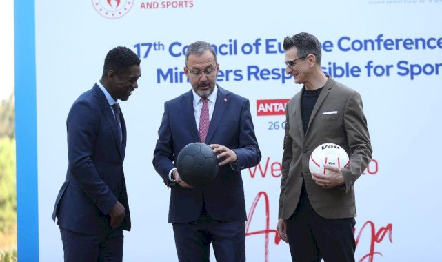 Bakan Kasapoğlu, Clarence Seedorf ile bir araya geldi