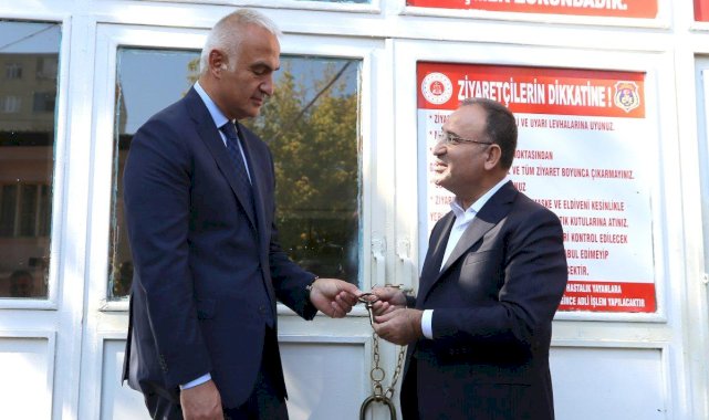 Bekir Bozdağ, Diyarbakır Cezaevi'nin anahtarını Mehmet Nuri Ersoy’a teslim etti