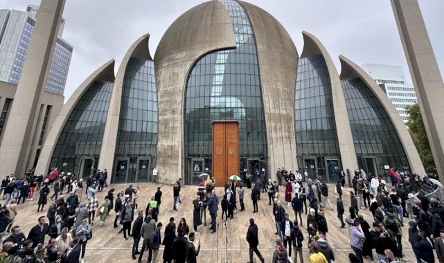 Köln Camisi’nde ilk kez hoparlörden cuma ezanı okundu