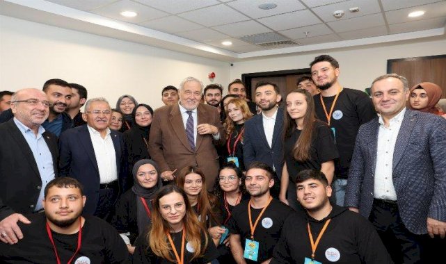 Memduh Büyükkılıç'tan İlber Ortaylı'ya çiçek