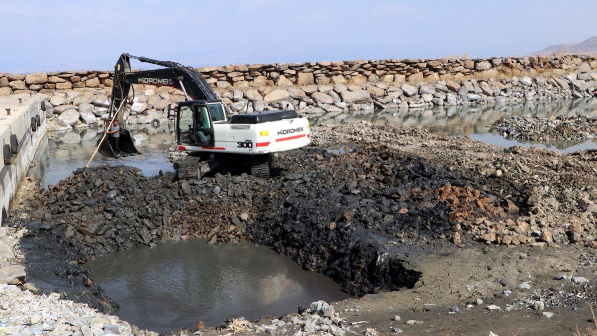 Van Gölü&#039;ndeki balıkçı barınakları için bakanlık harekete geçti