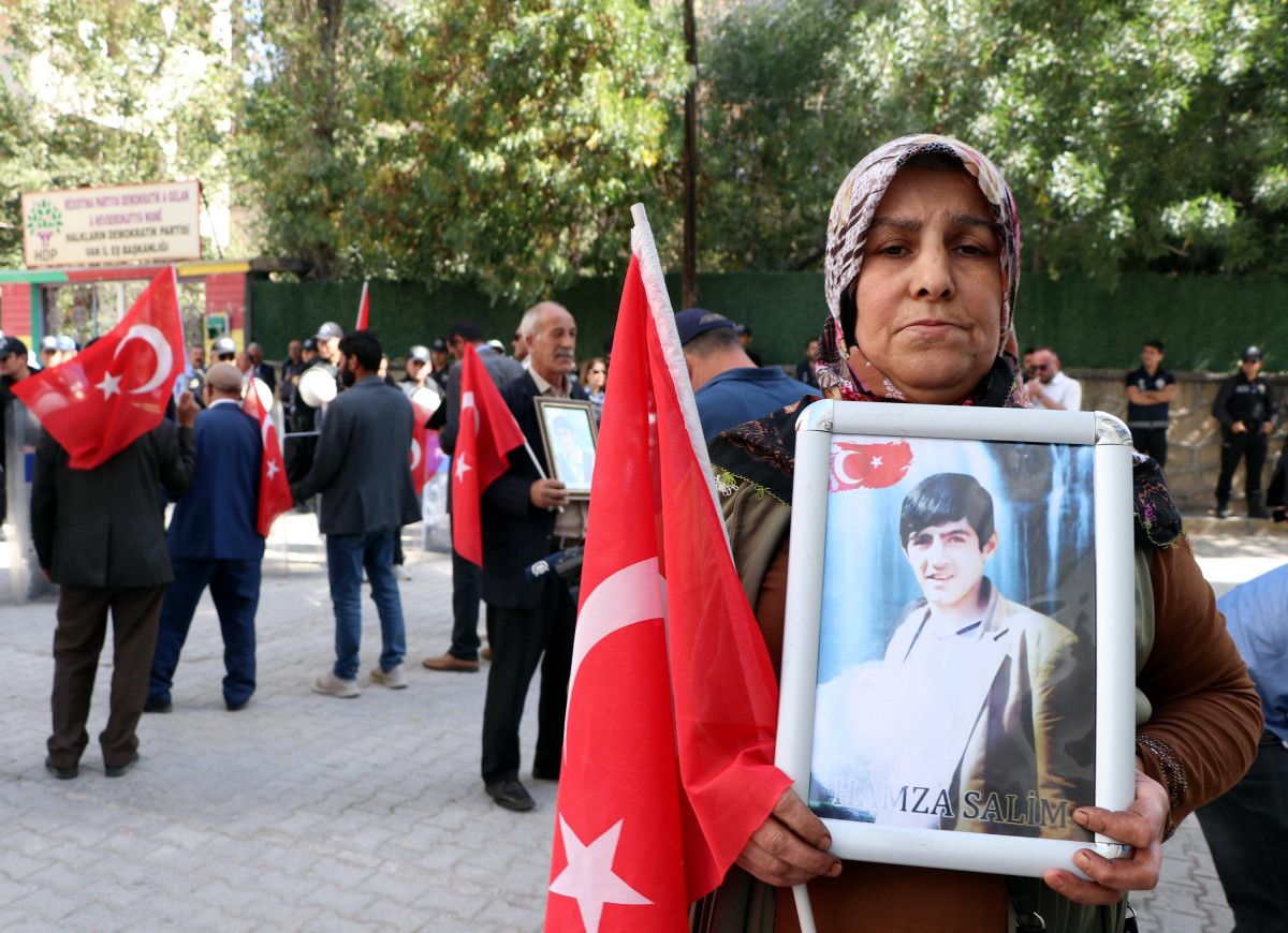 Van'da evlat nöbetindeki anne: Allah onlara da göstersin