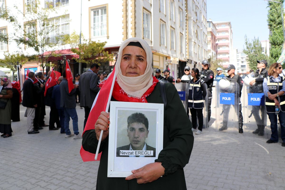 Van'da evlat nöbetindeki anne: Allah onlara da göstersin