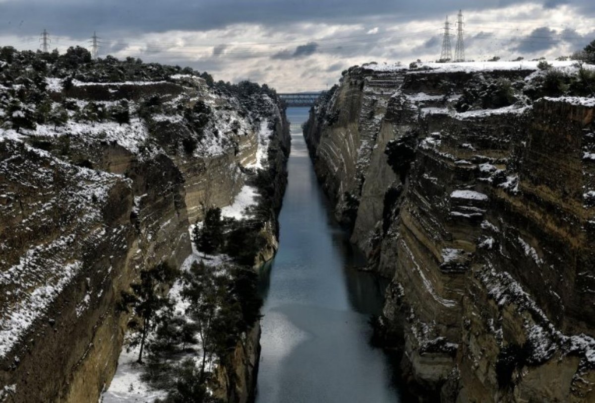 Yunanistan'daki Korint Kanalı 2023 yazına kadar kapalı