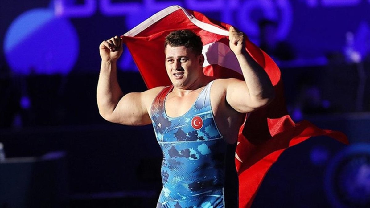 2022'de birçok başarıya imza atan Milli güreşçi Rıza Kayaalp zirvede