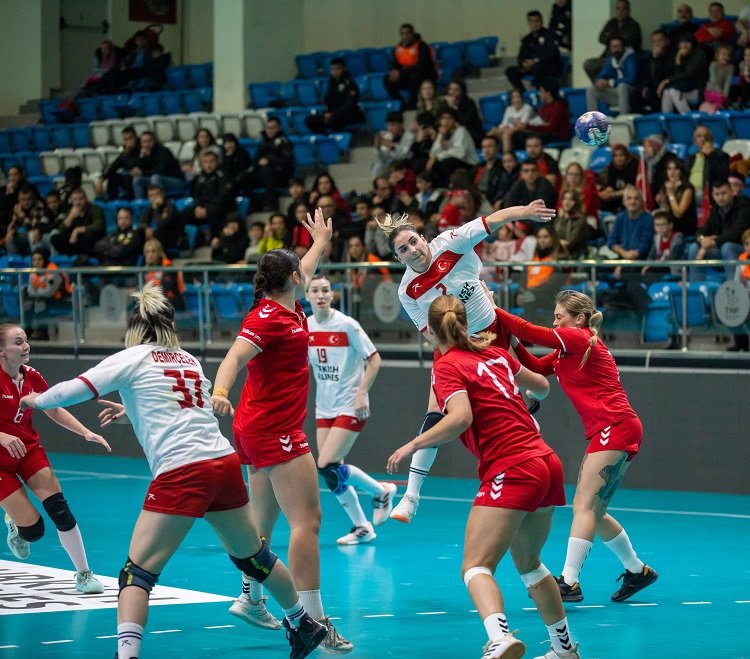 A Milli Kadın Hentbolcular üst tura çıktı