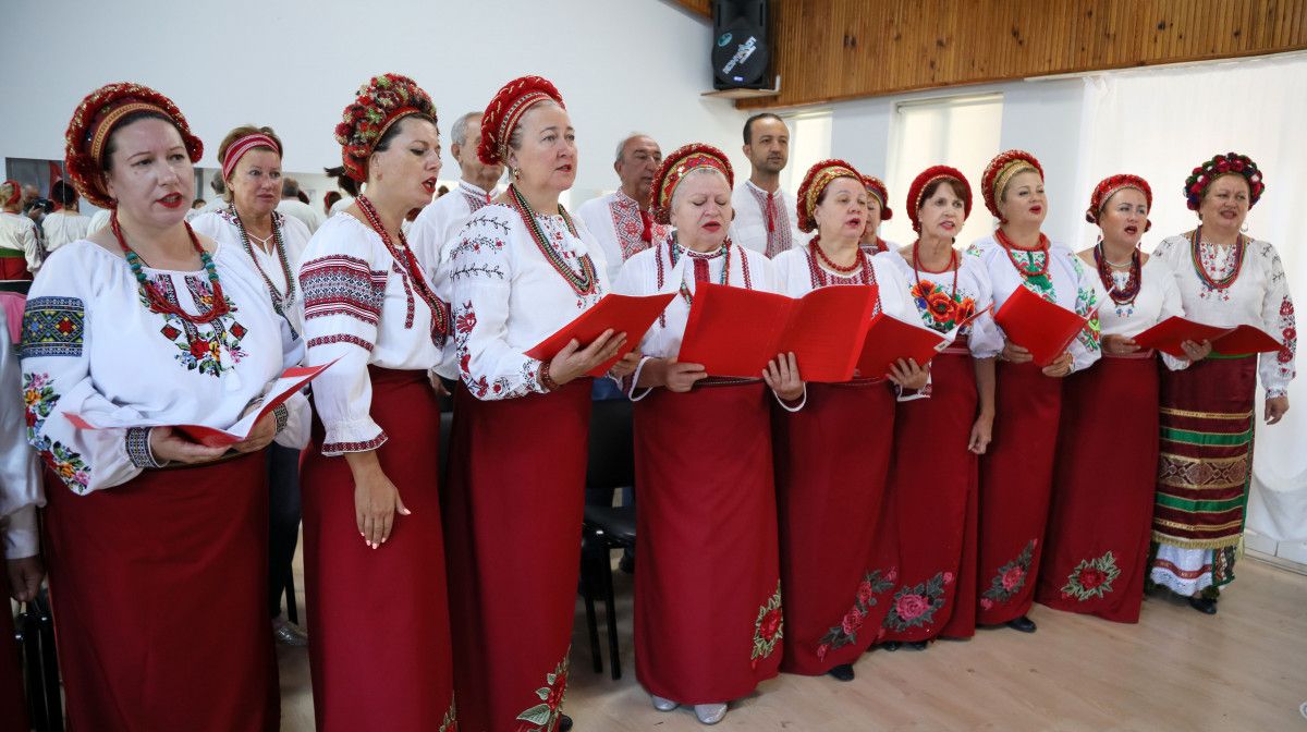 Antalya'da Ukraynalı ve Ruslardan oluşan koro, İzmir Marşı'nı okudu