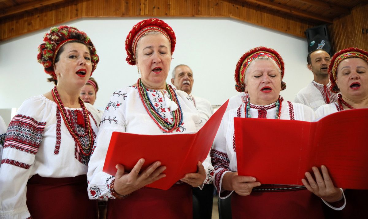 Antalya'da Ukraynalı ve Ruslardan oluşan koro, İzmir Marşı'nı okudu