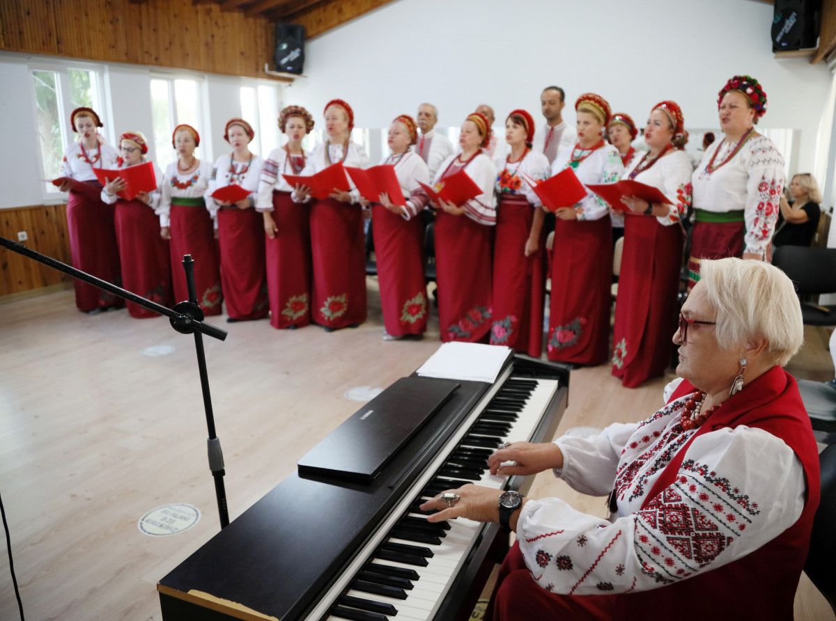 Antalya'da Ukraynalı ve Ruslardan oluşan koro, İzmir Marşı'nı okudu