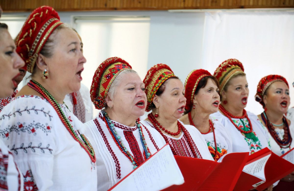 Antalya'da Ukraynalı ve Ruslardan oluşan koro, İzmir Marşı'nı okudu