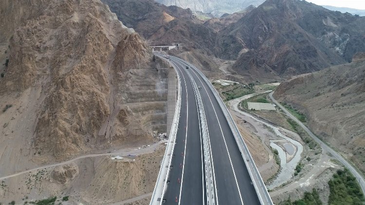 Bakan Karaismailoğlu: Laf değil eser üretiyoruz