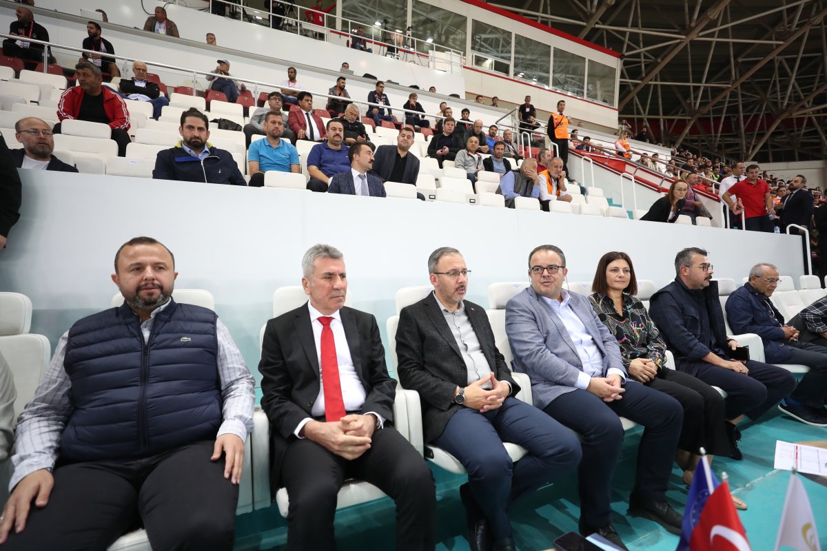 Bakan Kasapoğlu, Antalya'da 4 farklı spor branşını yerinde takip etti