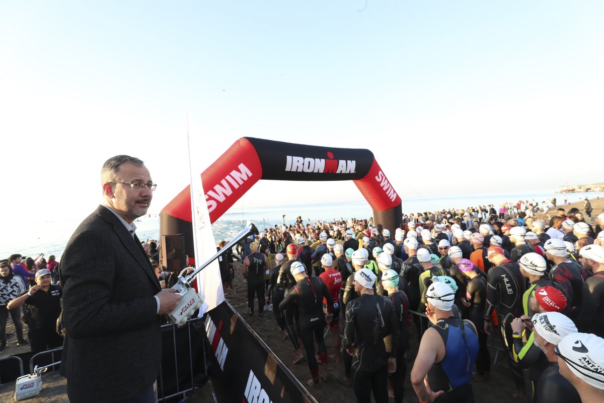 Bakan Kasapoğlu, Antalya'da 4 farklı spor branşını yerinde takip etti