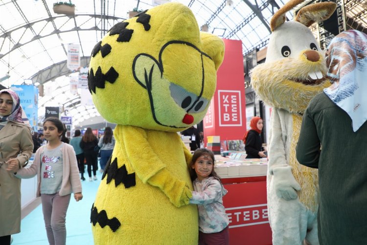 Bursa İnegöl'de şölene dönüşen 'Kitap Günleri' ilgi görüyor