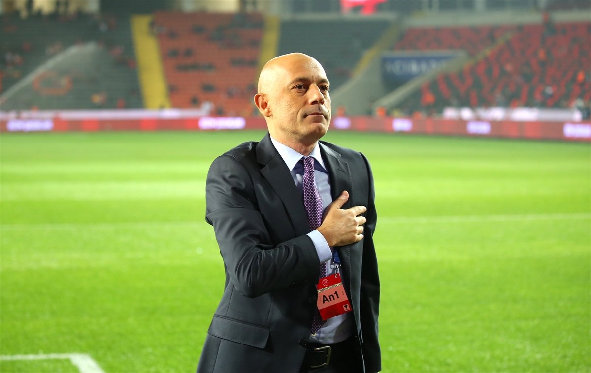 Cüneyt Çakır, hakemlik kariyerini sonlandırdı