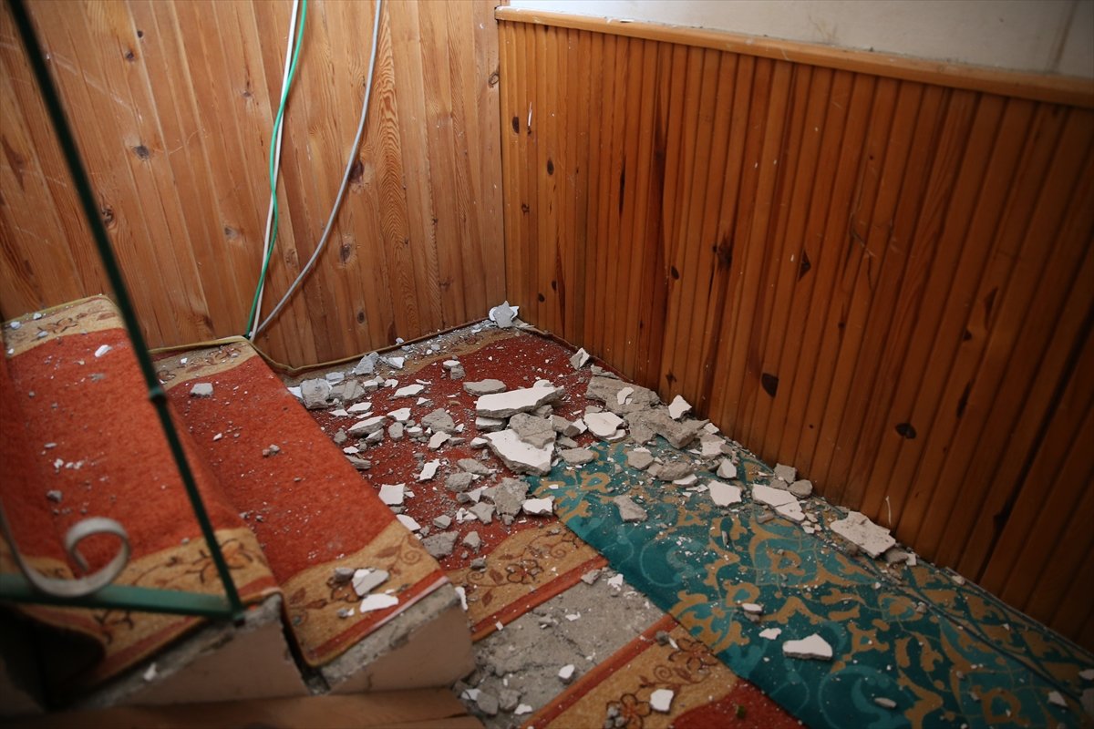 Düzce'de depremde hasar gören cami boşaltılıyor