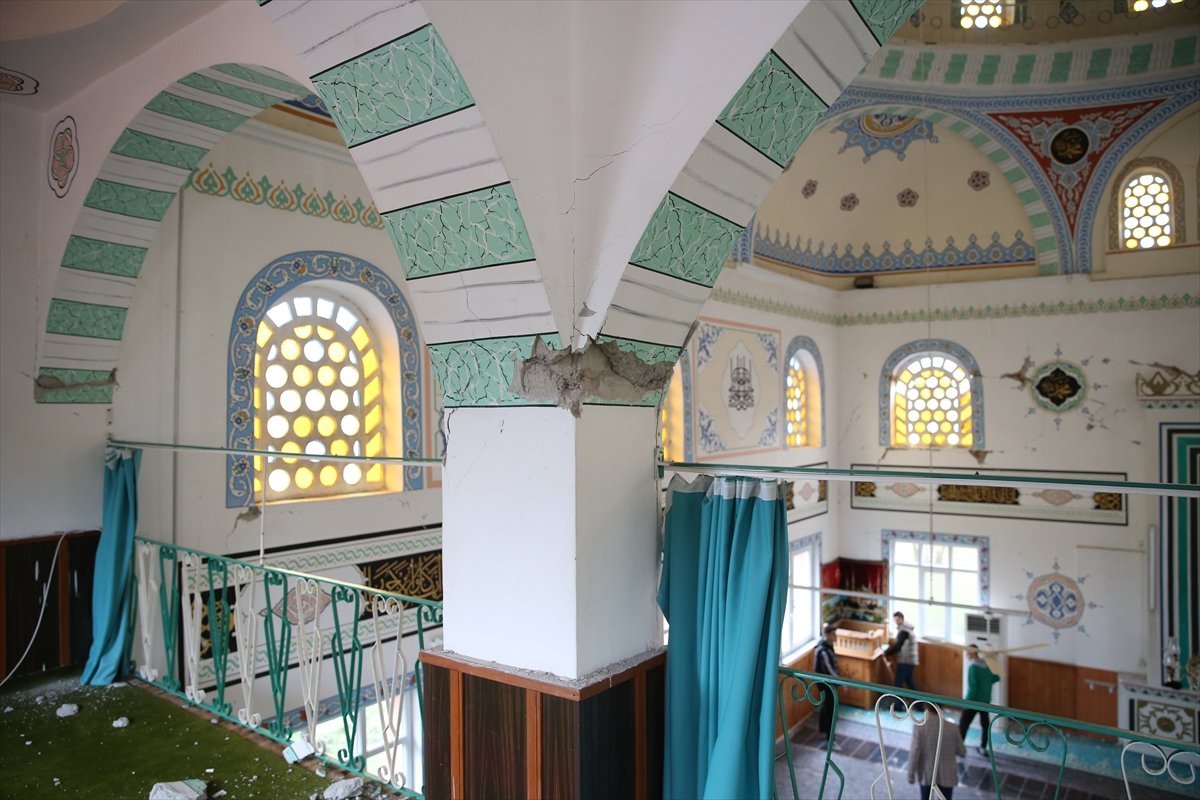 Düzce'de depremde hasar gören cami boşaltılıyor