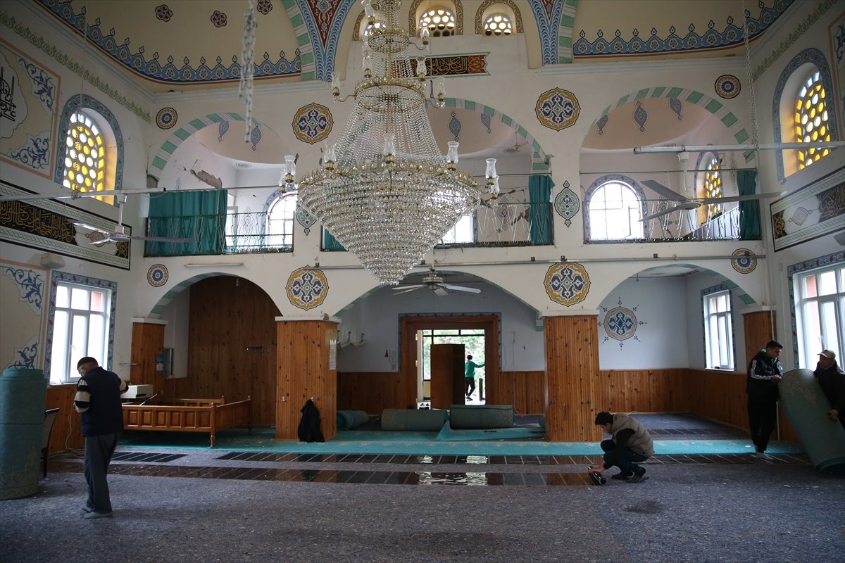 Düzce'de depremde hasar gören cami boşaltılıyor