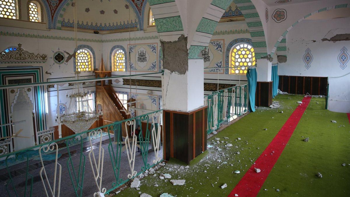 Düzce&#039;de depremde hasar gören cami boşaltılıyor