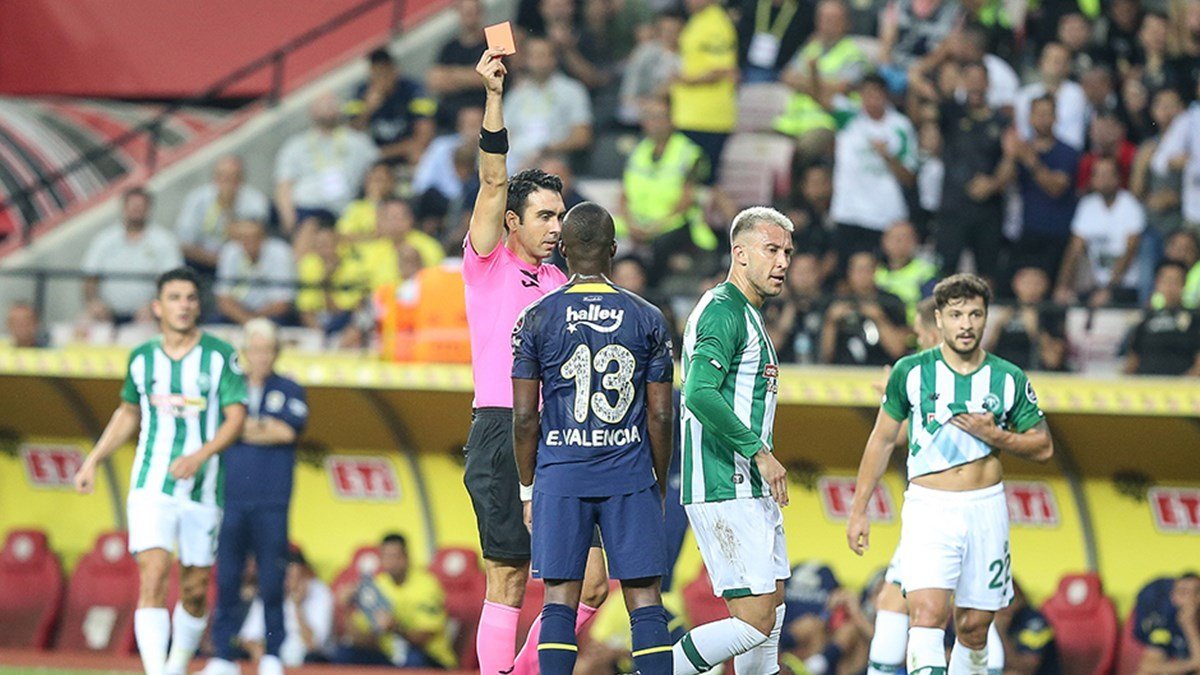 Fenerbahçe'de forvetler kırmızı kart görüyor