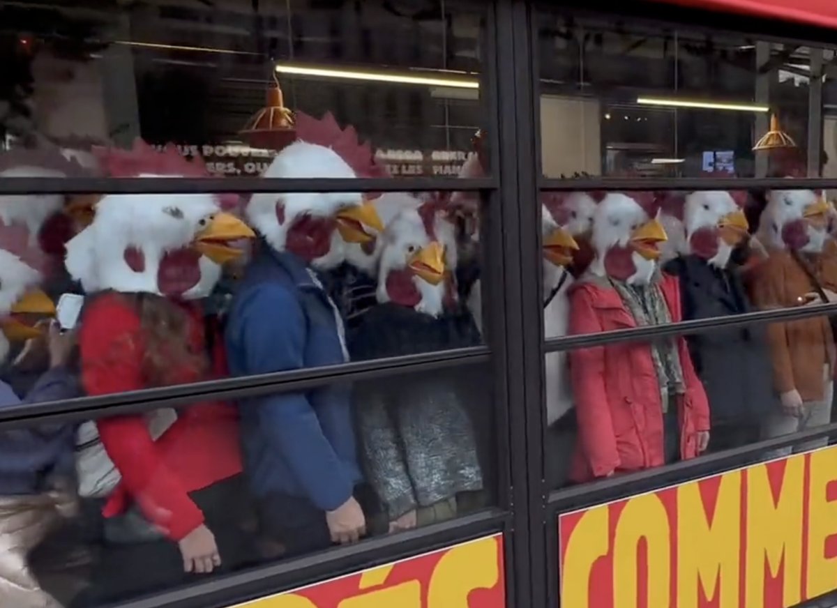 Fransa'da aktivistler tavuk maskeleriyle fast food restoranını bastı