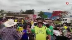 Fransa'da aktivistler tavuk maskeleriyle fast food restoranını bastı