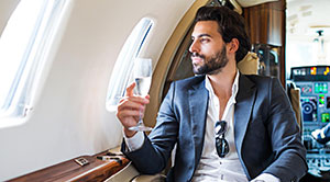 Fransa'da aktivistler tavuk maskeleriyle fast food restoranını bastı