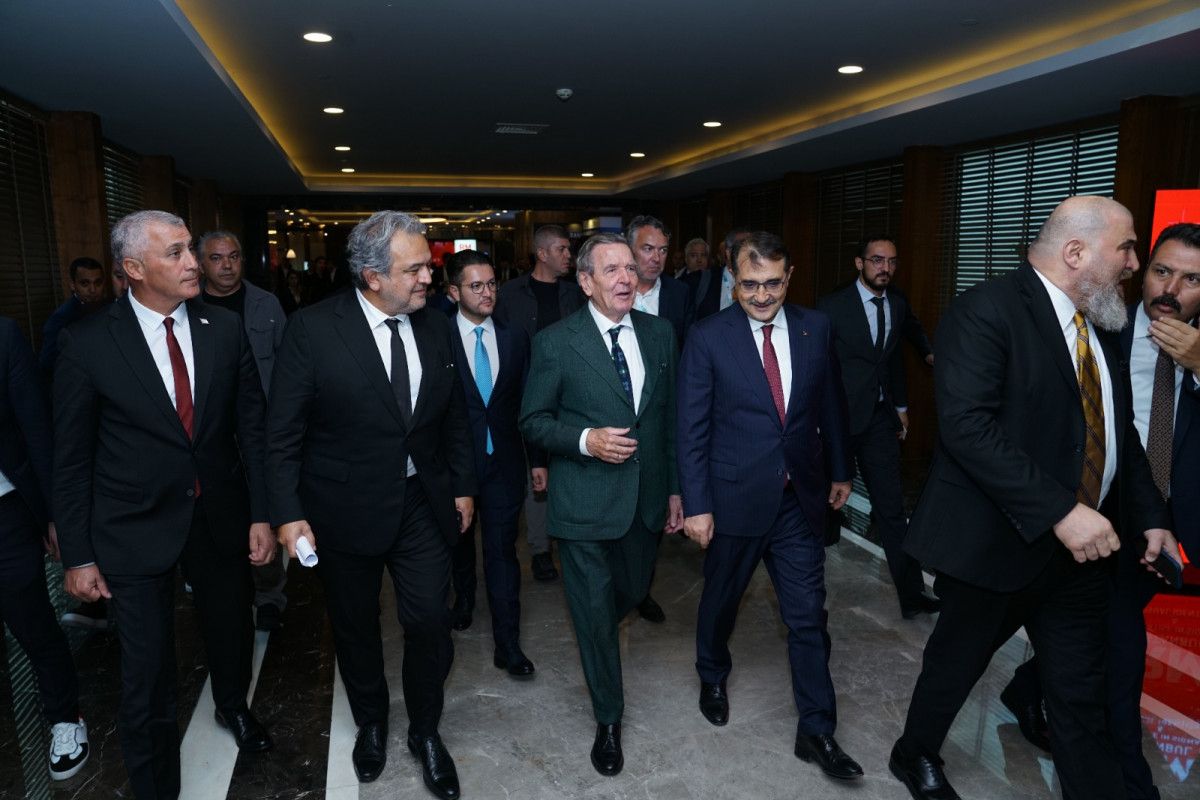 Gerhard Schröder: Türkiye, Avrupa'ya gaz tedarikinde önemli rol oynuyor