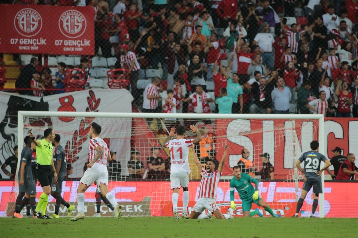 Gol düellosunun kazananı Antalyaspor