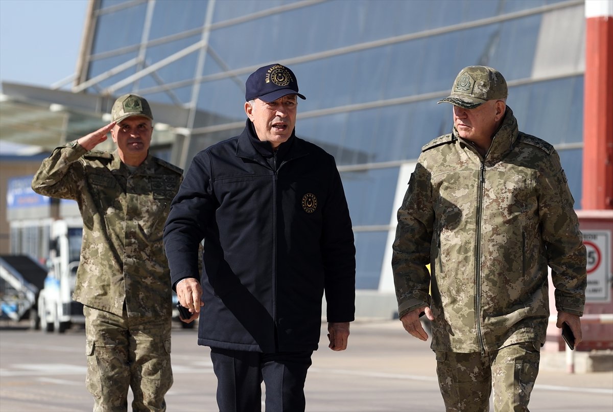 Hulusi Akar, komuta kademesiyle sınır hattında