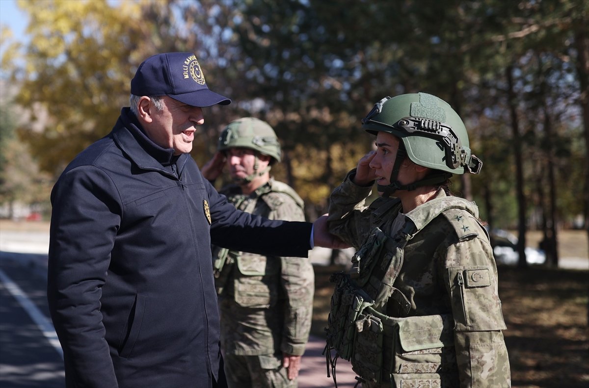 Hulusi Akar, komuta kademesiyle sınır hattında