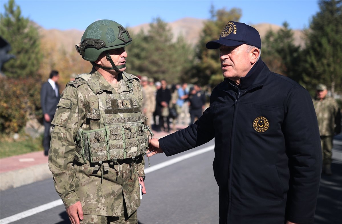 Hulusi Akar, komuta kademesiyle sınır hattında