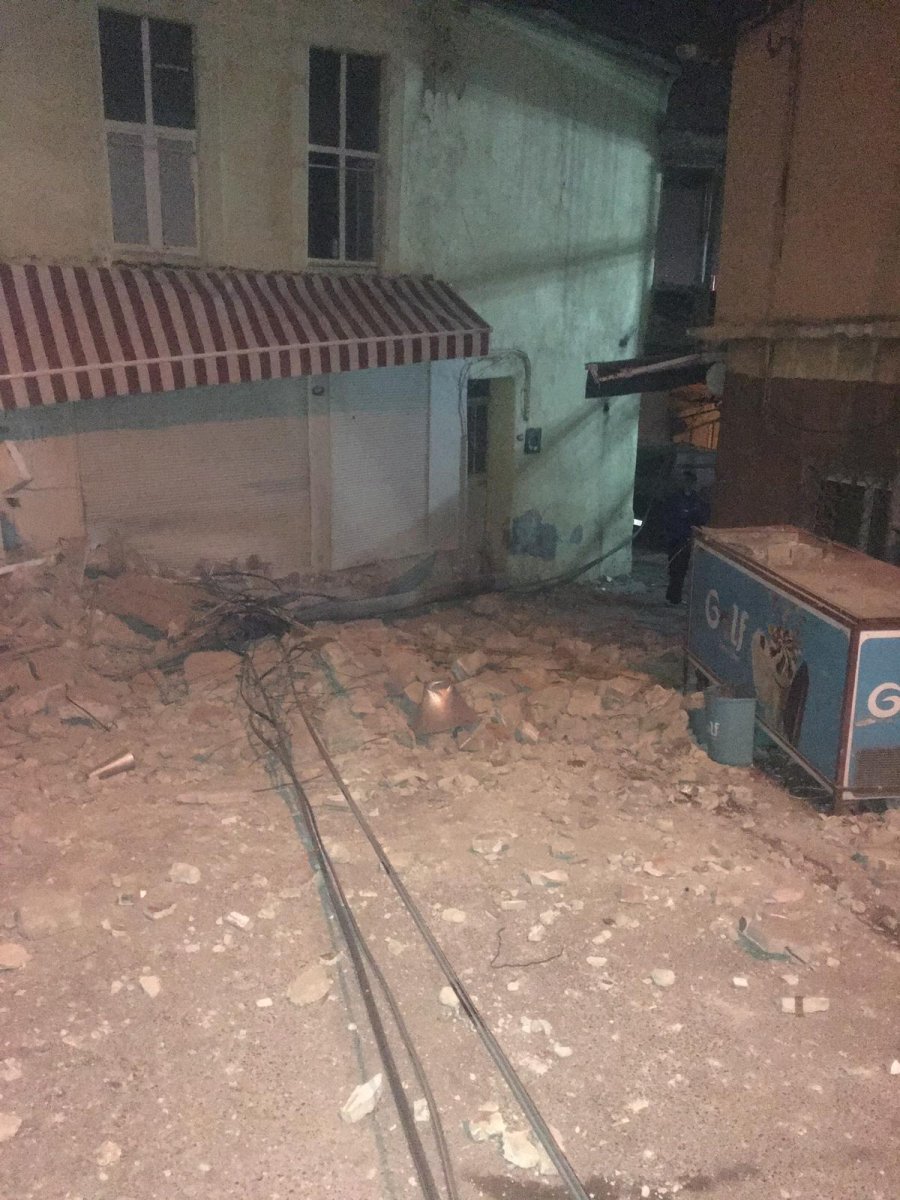 İzmir'deki depremde balkondan atlayan genç hastanede
