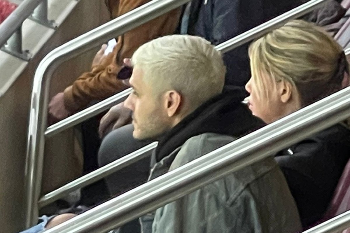 Mauro Icardi ve Wanda Nara Ofspor maçını tribünden takip etti