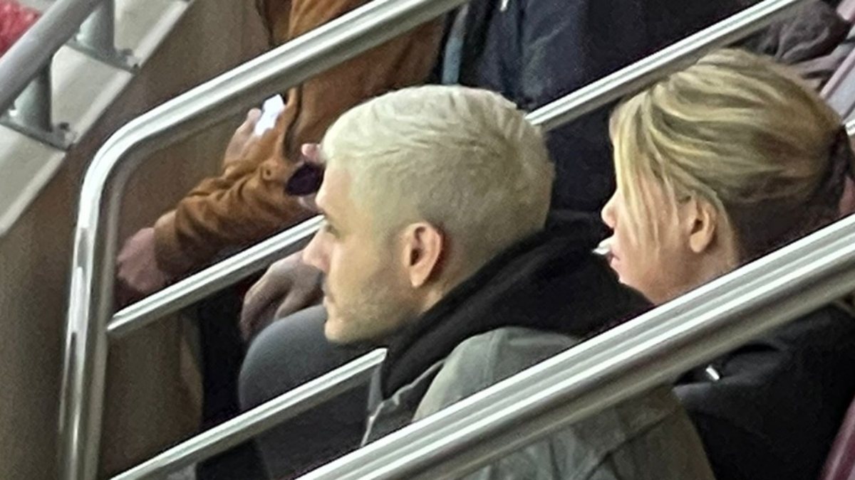 Mauro Icardi ve Wanda Nara Ofspor maçını tribünden takip etti