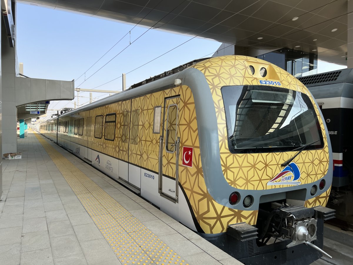 Metro konforundaki tren GAZİRAY açılıyor