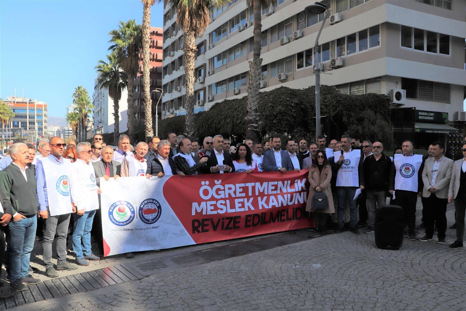 Öğretmenlerden Meslek Kanunu Eylemi !